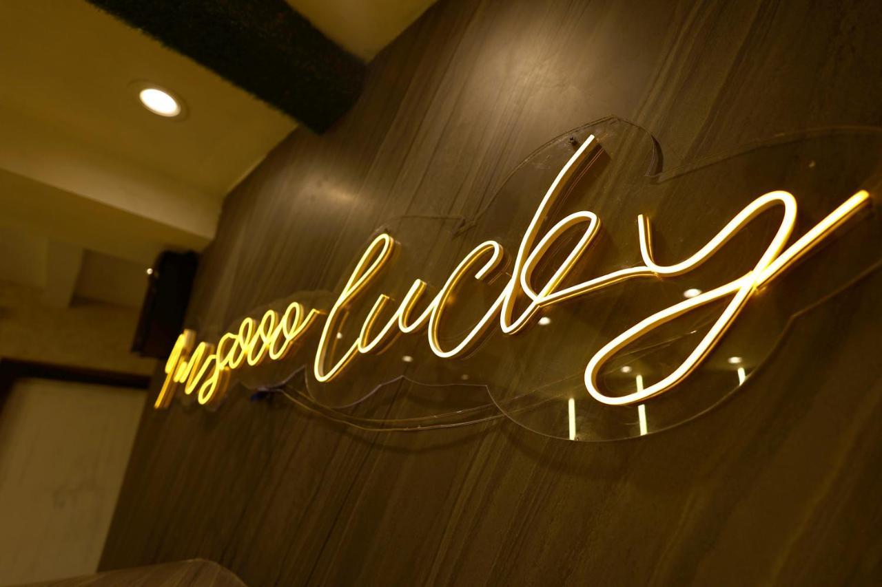 אגרה Lucky Restaurant & Guest House מראה חיצוני תמונה